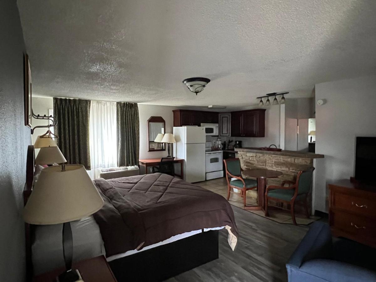 Ozark Inn & Suites Ngoại thất bức ảnh